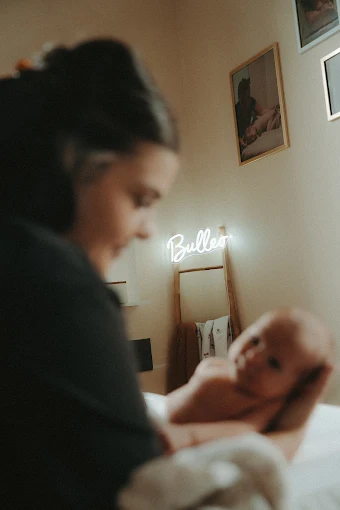 Massage bien-être pour bébé et enfant, moment de détente et connexion parent-enfant