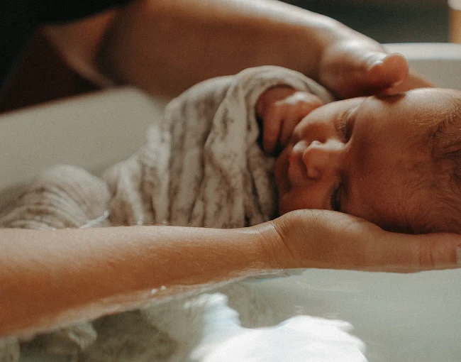 Illustration d'un bain enveloppé pour nouveau-né, pratique douce de bien-être périnatal